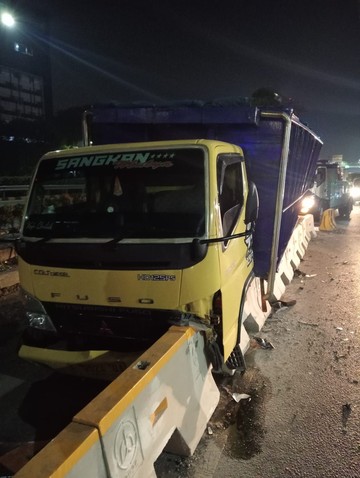 Dokumentasi pelaporan resmi Truk Tabrak Separator Jalan di MT Haryono, Lalin Arah Cawang Padat