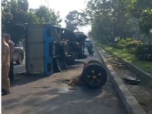 Truk Terguling di Medan Johor, Lalin Sempat Macet