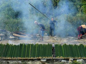 Warga Dayak Bahau Bakar 500 Lemang untuk Sambut Festival Hudoq 2026