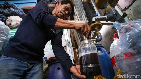 Warga Karet Kuningan Olah Sampah Plastik Jadi BBM Alternatif