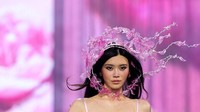 Foto Ming Xi Kembali ke Victorias Secret, Menantu Raja Judi Curi Atensi
