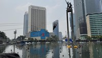 Usai Bentangkan Spanduk, Greenpeace Mulai Turun dari Patung Bundaran HI