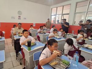 Bupati Rudy Tinjau Makan Bergizi Gratis di SDN Cileungsi 03 Bogor