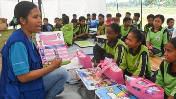 Cegah Infeksi dan Perundungan, Siswi Penyintas Gempa NTT Dapat Edukasi Menstruasi - Infolitik