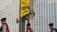 Greenpeace Bentangkan Spanduk di Patung Bundaran HI