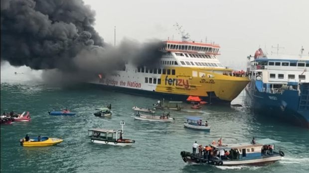 Kebakaran Kapal Penumpang Batumandi di Kawasan Perairan Pelabuhan Menuju Bakauheni.  (Dok: Capt. Hendri KN SAR Drupada)