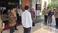 Antrean BBM Merembet ke Jatim, Khofifah-Emil Datangi Kantor Bahlil