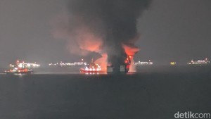 KMP Batumandi Terbakar di Merak, Seluruh Penumpang Dievakuasi