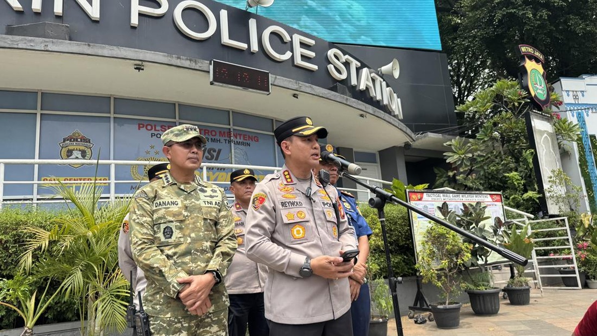 Polisi Dalami Cara Greenpeace Naik ke Patung Selamat Datang Bundaran HI