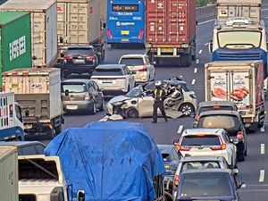 Kecelakaan Mobil Listrik di Tol Ancol, Ada Korban Dievakuasi ke RS