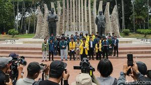 Potret Mahasiswa Gelar Mimbar Bebas di Tugu Proklamasi