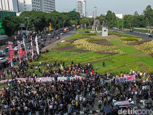 Video Sejumlah Massa Gelar Aksi di Tugu Tani