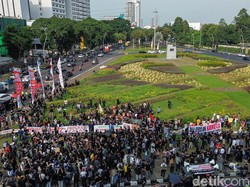Video Sejumlah Massa Gelar Aksi di Tugu Tani