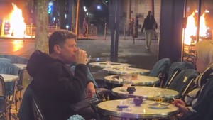 Video: Santuy Abis! Pasangan Ini Asyik Minum di Kafe saat Paris Lagi Rusuh