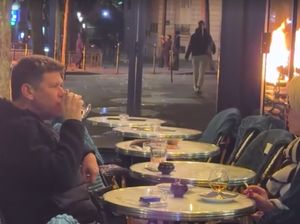 Video: Santuy Abis! Pasangan Ini Asyik Minum di Kafe saat Paris Lagi Rusuh