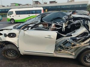 Penampakan Mobil Listrik Ringsek Usai Tabrak Truk dan TransJ di Tol Ancol