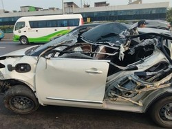 Penampakan Mobil Listrik Ringsek Usai Tabrak Truk dan TransJ di Tol Ancol