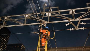 Berita dari Detik Finance: 180 Insulator di Jalur KRL Diganti, 513,926 Km Jaringan Listrik Atas Dirawat