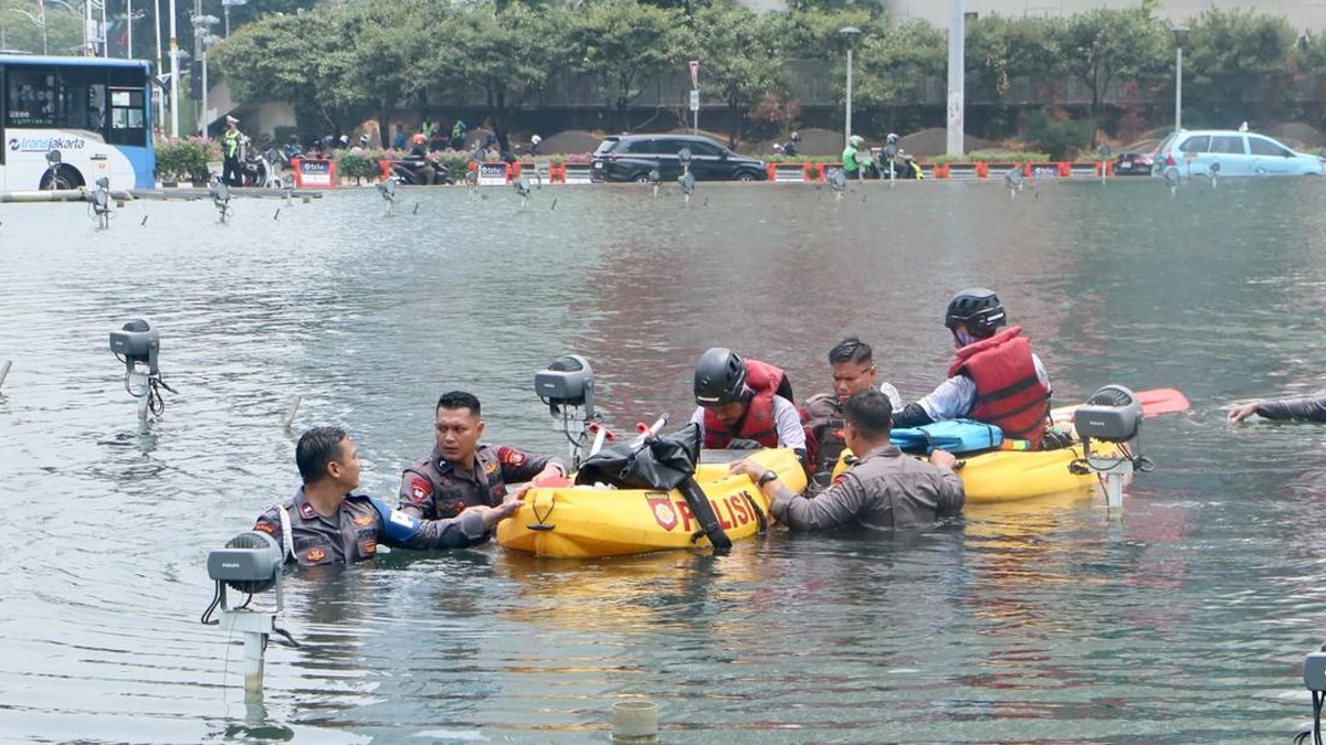 Pembentang Spanduk Greenpeace Dievakuasi, Polda Metro: Keselamatan Warga Prioritas Utama