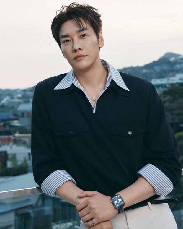 Kim Young Kwang merupakan aktor kelahiran 11 Januari 1987 yang memulai karir di industri hiburan pada tahun 2008. Aktor berzodiak Capricorn merupakan sosok pekerja keras berjiwa bebas yang didukung dengan golongan darah B.