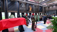 Prabowo Beri Penghormatan Terakhir untuk Mantan KSAD Subagyo HS di Mabesad