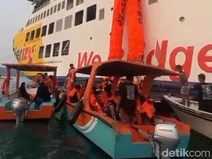 Momen Penumpang KMP Batumandi Dievakuasi Pakai Perosotan Darurat