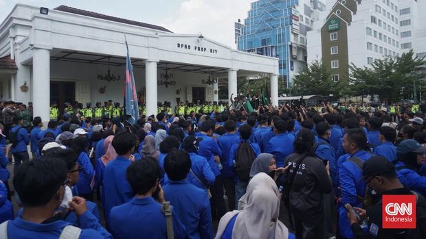 Ribuan Mahasiswa Geruduk DPRD DIY, Desak Evaluasi Total Penanganan Karhutla Ribuan peserta aksi demo dua tahun pemerintahan Prabowo Subianto-Gibran Rakabuming Raka menggeruduk kantor DPRD DIY, Kota Yogyakarta, Selasa (20/10) siang.