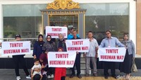 Keluarga Korban Pembunuhan Menantu Geruduk PN Boyolali Minta Pelaku Dihukum Mati
