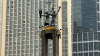 Seluruh Pembentang Spanduk Greenpeace di Bundaran HI Dibawa ke Klinik Polda