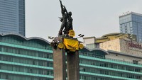 Bentangkan Spanduk, Greenpeace Bertahan di Patung Bundaran HI