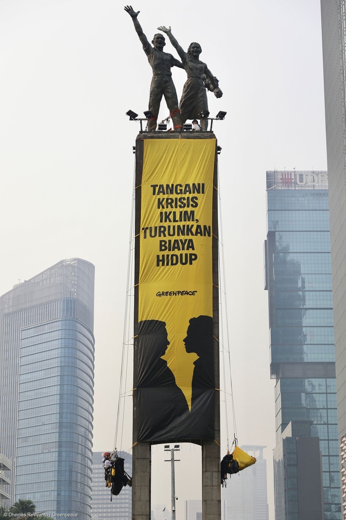 Suarakan Krisis Iklim, Greenpeace Indonesia Bentangkan Spanduk di Patung Bundaran HI
