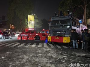 Demo di Bandung Memanas, Massa Lempari Truk Polisi