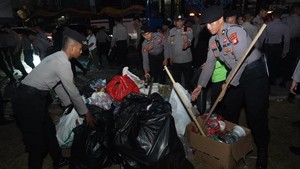 TNI-Polri Bantu Bersihkan Sampah Usai Ada Aksi di Jakpus