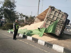 Sopir Ngantuk Berujung Truk Muat Jagung Terguling di Balongbendo Sidoarjo