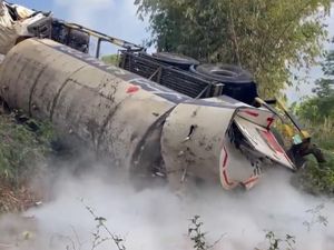 Rem Blong, Truk Tangki Oksigen Masuk Jurang di Gentong Tasikmalaya