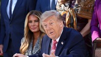 Donald Trump Hina Tanda Tangan Melania di Depan Publik, Dapat Balasan Menohok