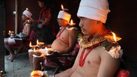 Duduk Berselimut Lampu Minyak, Ritual Umat Hindu di Nepal