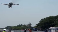 Tol Paspro Disiapkan Jadi Landasan Darurat, Warga Ramai Saksikan Pesawat Tempur