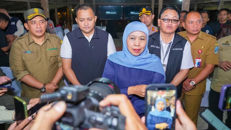 Khofifah Tinjau Karhutla Tahura R Soerjo, Pastikan Suplai Air Bersih Warga