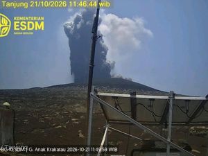 Gunung Anak Krakatau Erupsi Siang Ini, Abu Hitam Membubung 500 Meter