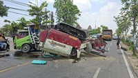 Elf Rombongan Pengantin Ditabrak Truk Muat Mesin Kombi di Bojonegoro