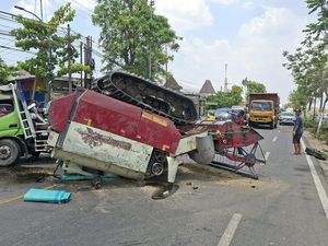 Elf Rombongan Pengantin Ditabrak Truk Muat Mesin Kombi di Bojonegoro