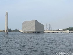 Bukan di Daratan, Masjid Ini Berdiri di Atas Laut Jakarta