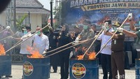 Jutaan Batang Rokok Ilegal Senilai Rp 50,8 M Jadi Abu di Majalengka
