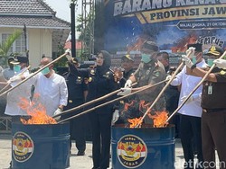 Jutaan Batang Rokok Ilegal Senilai Rp 50,8 M Jadi Abu di Majalengka