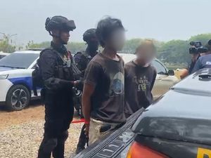 Brimob Dukung Operasi Sarang Narkoba di Kampung Ambon, 2 Orang Diamankan