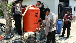 Polres Blitar Kota Salurkan Air Bersih untuk Warga Terdampak Kekeringan