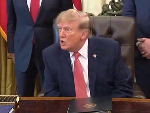 Video Raut Trump saat Ngamuk Lagi ke Wartawan: Ada yang Gak Beres Denganmu!