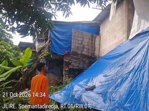 Rumah Warga Bogor Jebol Terbawa Tebing Longsor, Diduga Akibat Tanah Terkikis
