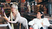 Potret Prewedding Unik Hana Malasan & Sean Gelael, Berkebaya di Supermarket